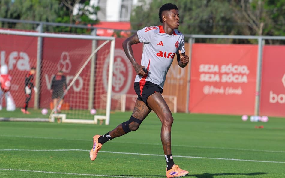 Vitão, zagueiro do Internacional