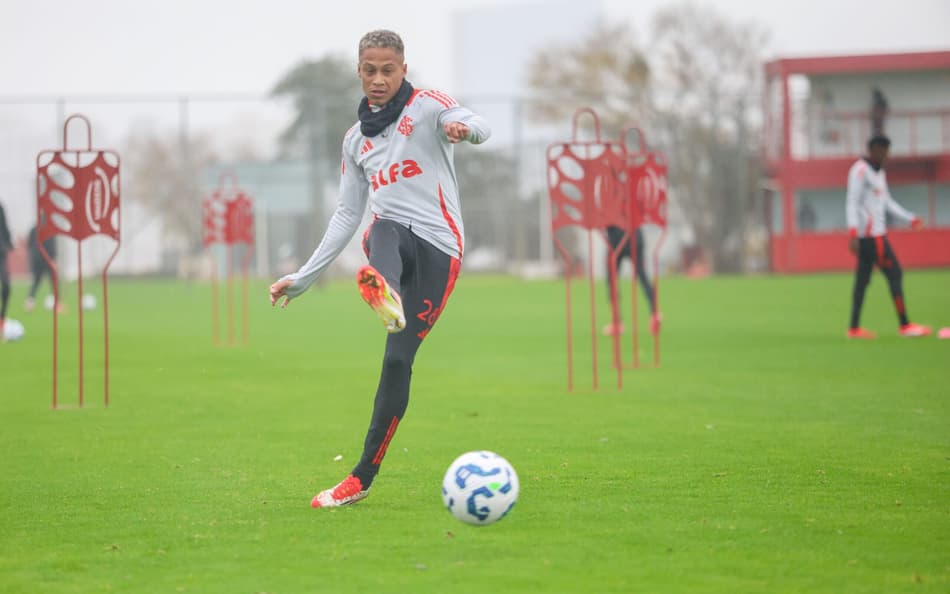 Vitinho, atacante do Internacional, volta aos treinos