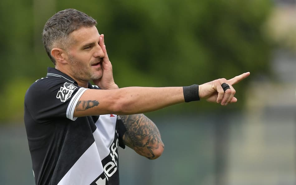 Vegetti, jogador do Vasco, comemora seu gol durante partida contra o Atlético-MG em São Januário