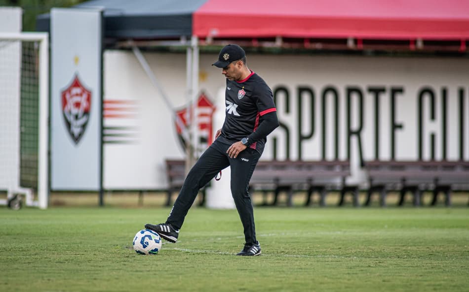 Jair Ventura em treino do Vitória (Foto: Victor Ferreira / EC Vitória)