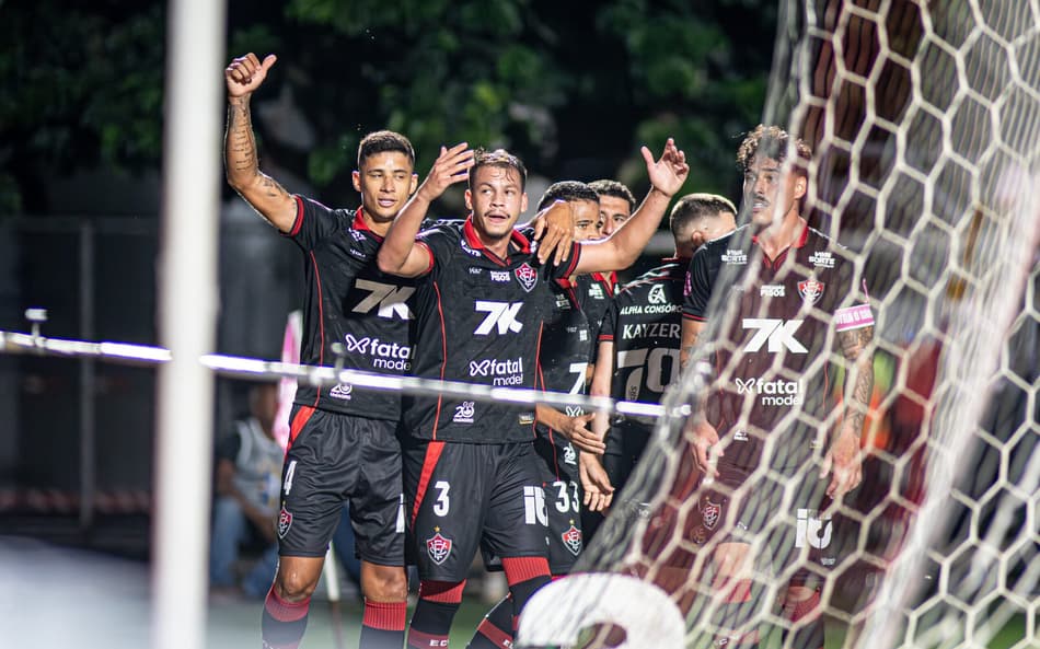 Jogadores do Vitória comemoram gol de Zé Marcos (Foto: Victor Ferreira / EC Vitória)
