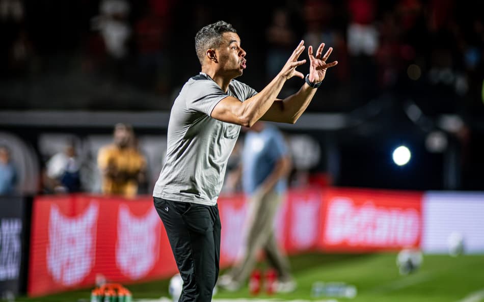 Jair Ventura em ação no Ba-Vi (Foto: Victor Ferreira / EC Vitória)