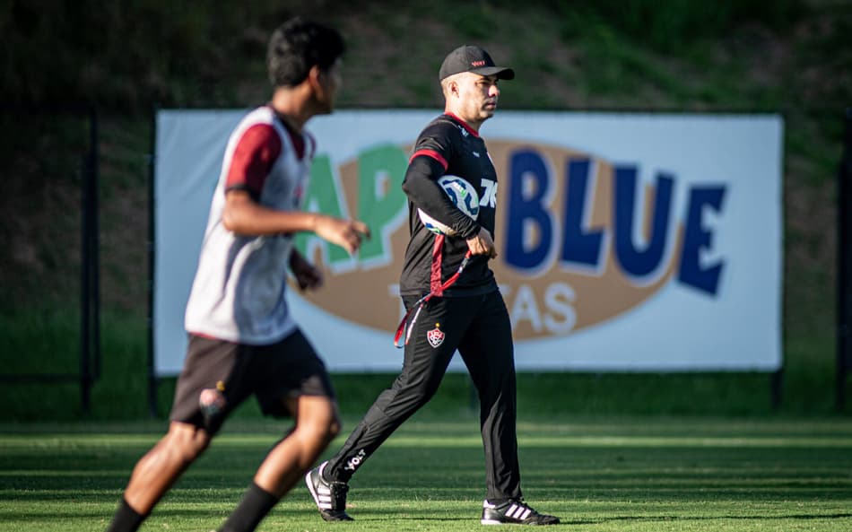 Jair Ventura comanda treino do Vitória (Foto: Victor Ferreira / EC Vitória)