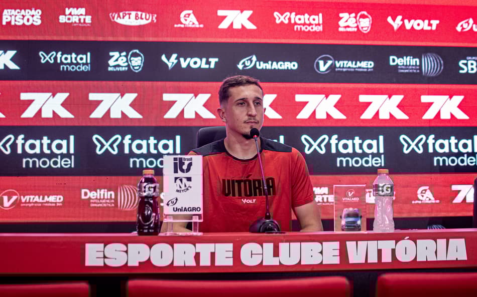 Thiago Couto em entrevista coletiva pelo Vitória (Foto: Victor Ferreira / EC Vitória)