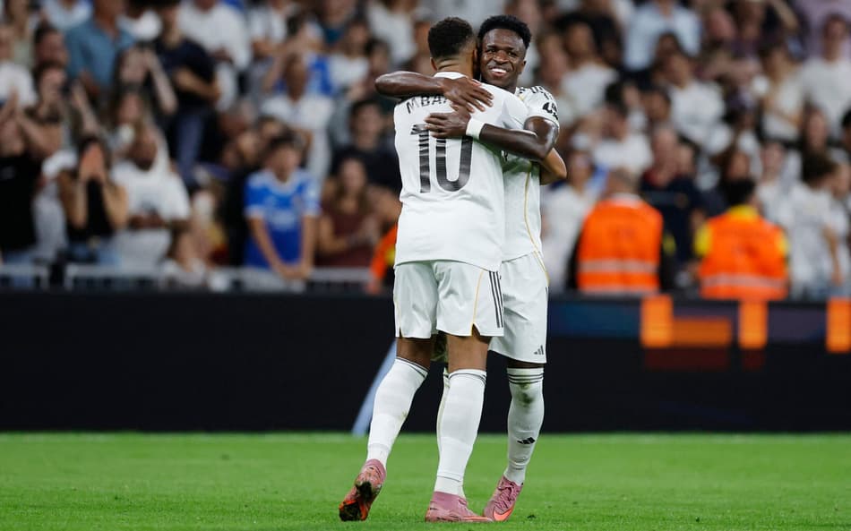 Vini Jr abraça Mbappé em comemoração de gol do Real Madrid contra o Villarreal (Foto: Oscar Del Pozo/AFP)