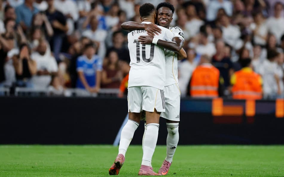 Vini Jr abraça Mbappé em comemoração de gol do Real Madrid contra o Villarreal (Foto: Oscar Del Pozo/AFP)