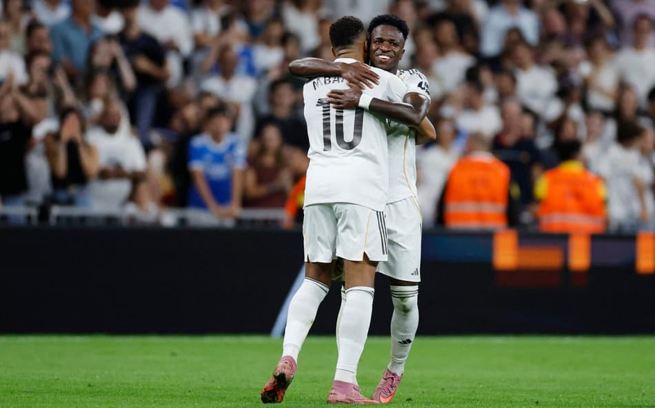 Vini Jr abraça Mbappé em comemoração de gol do Real Madrid contra o Villarreal