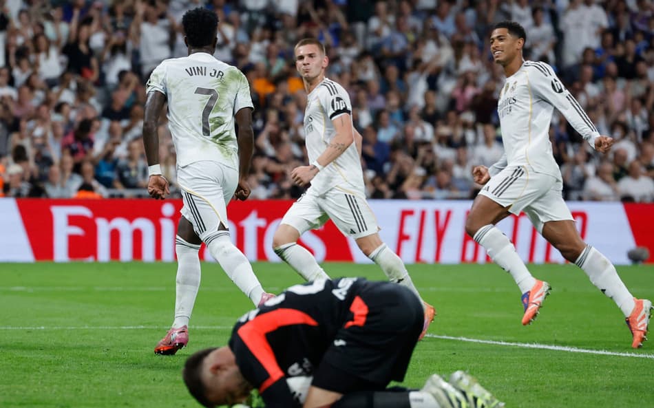 Com a presença de Virginia, Vini Jr marcou dois gols pelo Real Madrid (Foto: Oscar Del Pozo/AFP)