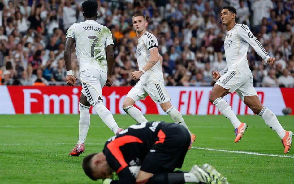 Com a presença de Virginia, Vini Jr marcou dois gols pelo Real Madrid (Foto: Oscar Del Pozo/AFP)