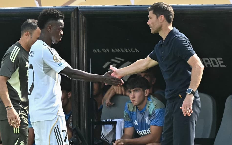 Vini Jr cumprimenta Xabi Alonso ao ser substituiído no Real Madrid contra o PSG, no Mundial (Foto: Paul Ellis/AFP)