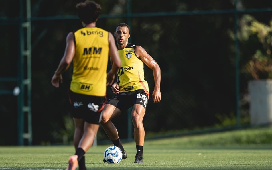 Vitor Hugo e Igor Gomes retornam após suspensão (Foto: Pedro Souza / Atlético)