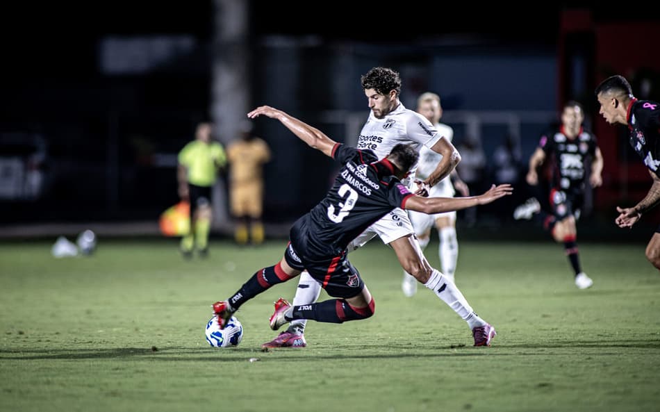 Partida entre Vitória e Ceará, pelo Brasileirão (Foto: Felipe Santos/Ceará SC)