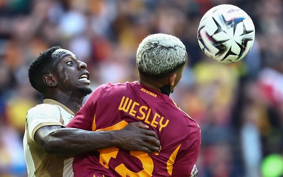 Wesley em ação pela Roma contra o Lens (Foto: Sameer AL-DOUMY / AFP)