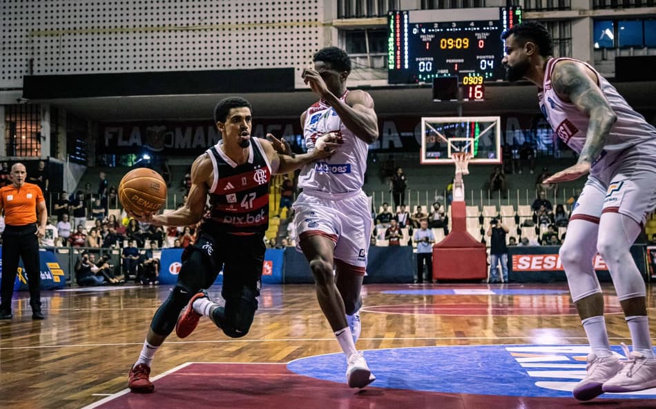 Lucas Dias e Georginho, do Franca, marcam Alexey Borges, do Flamengo, em jogo do NBB (Foto: Hermes de Paula/CRF)