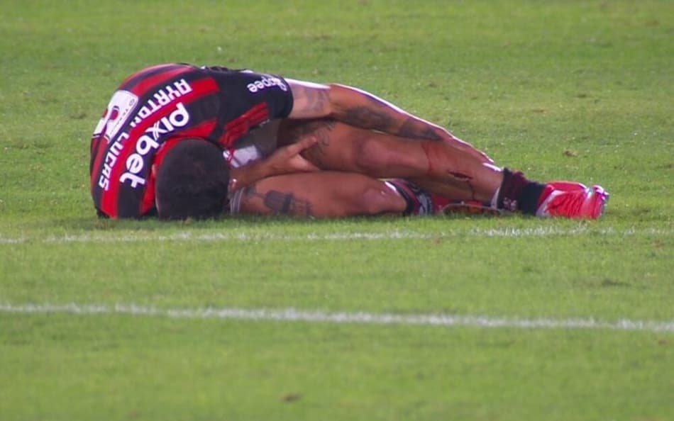 Ayrton Lucas lesionado em Flamengo x São Paulo (Foto: Reprodução Sportv)
