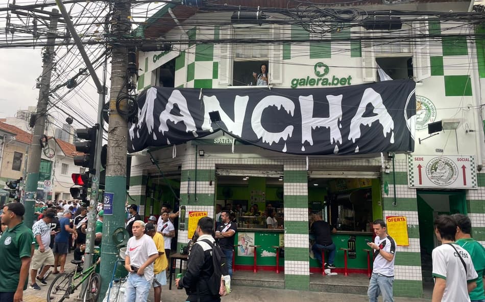 Torcedores de Vasco e Palmeiras confraternizam antes de partida