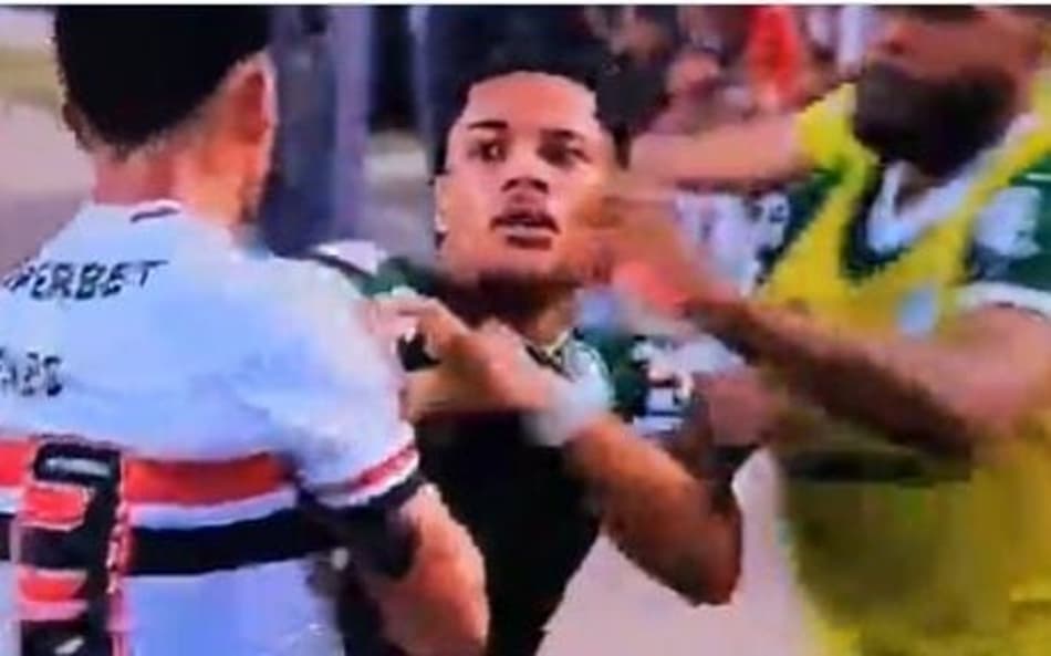 Vitor Roque e Enzo Díaz protagonizaram grande confusão (Foto: Reprodução)