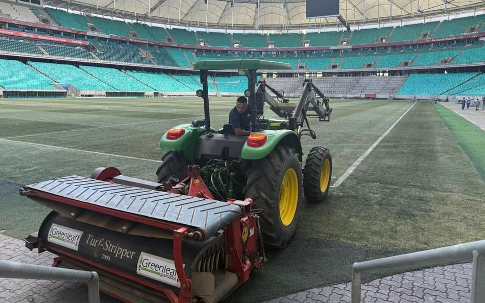Manutenção no gramado da Fonte Nova (Foto: Ana Paula Santos/Arena Fonte Nova)