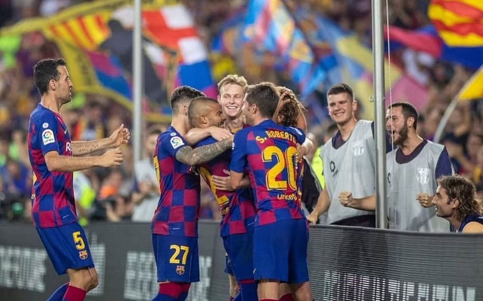 Rafinha comemora um gol do Barcelona com seus companheiros (Foto: Reprodução/Instagram)