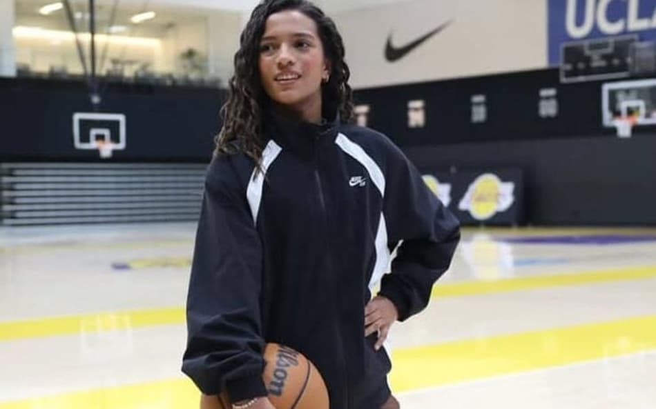 Rayssa Leal na sede dos Lakers (Foto: Reprodução/Instagram)