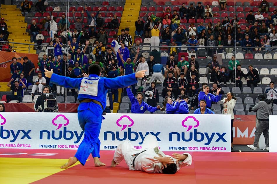 Judocas brasileiros venceram o Uzbequistão por 4 a 3 e conquistaram o bronze na disputa de equipes mistas (Foto: Anderson Neves/ CBJ)