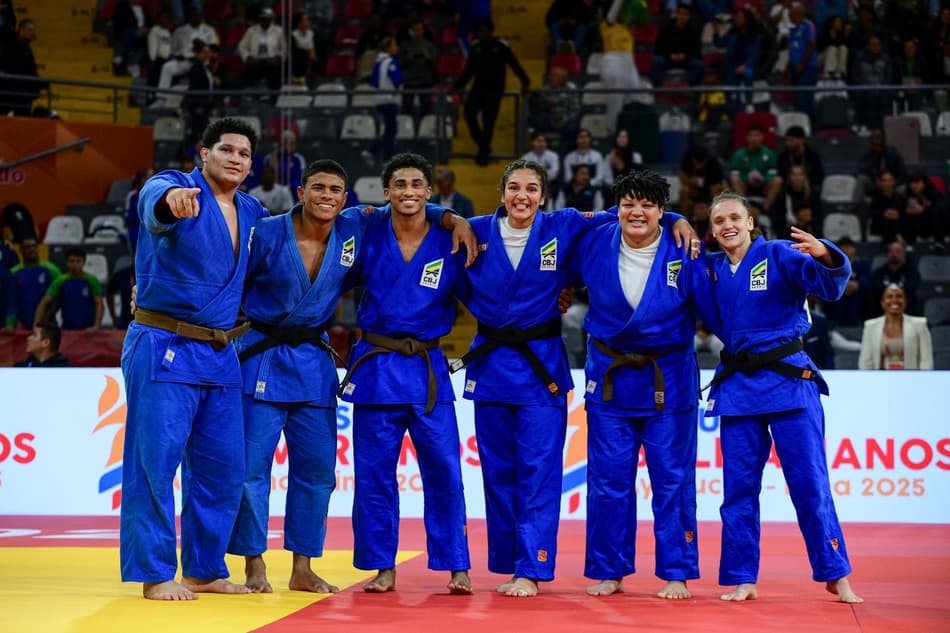 Judocas brasileiros venceram o Uzbequistão por 4 a 3 e conquistaram o bronze na disputa de equipes mistas (Foto: Anderson Neves/ CBJ)