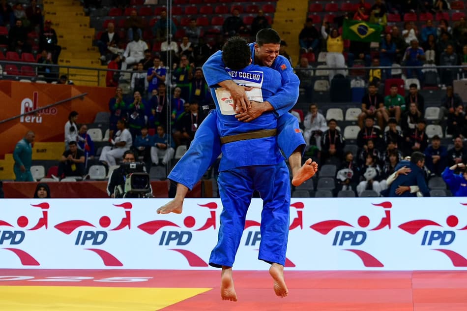 Judocas brasileiros venceram o Uzbequistão por 4 a 3 e conquistaram o bronze na disputa de equipes mistas (Foto: Anderson Neves/ CBJ)