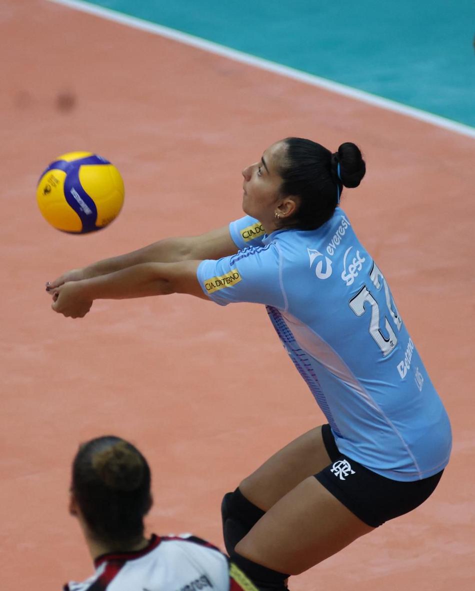 Laís em ação no Carioca de vôlei feminino 2025