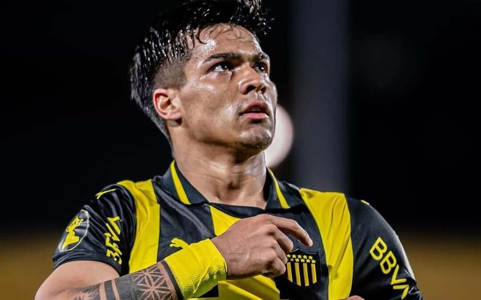 Matías Arezo está em alta no Peñarol (Foto: Divulgação/Peñarol)