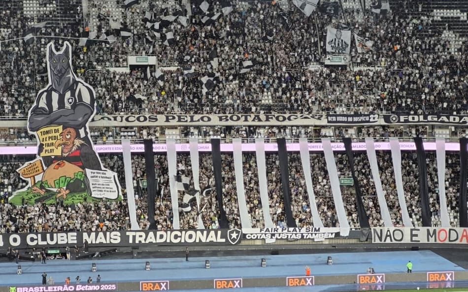 Provocações da torcida do Botafogo ao Flamengo (Foto: Leonardo Bessa/Lance!)