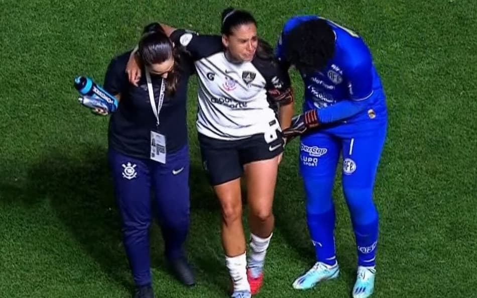 Andressa Alves deixa gramado em Corinthians x Ferrroviária. (Foto: Reprodução/internet)
