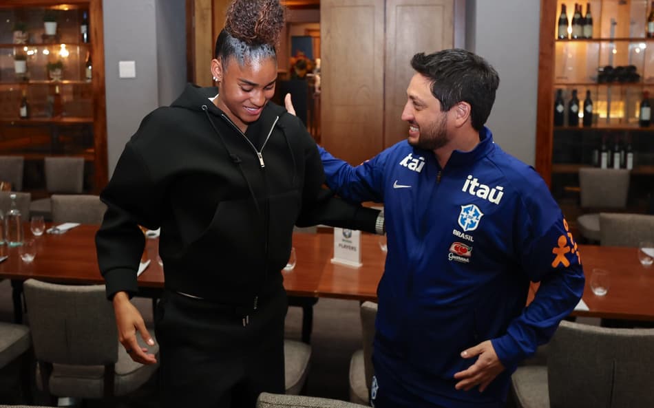 Tarciane e Arthur Elias durante apresentação da Seleção Brasileira feminina. (Foto: Lívia Villas Boas)