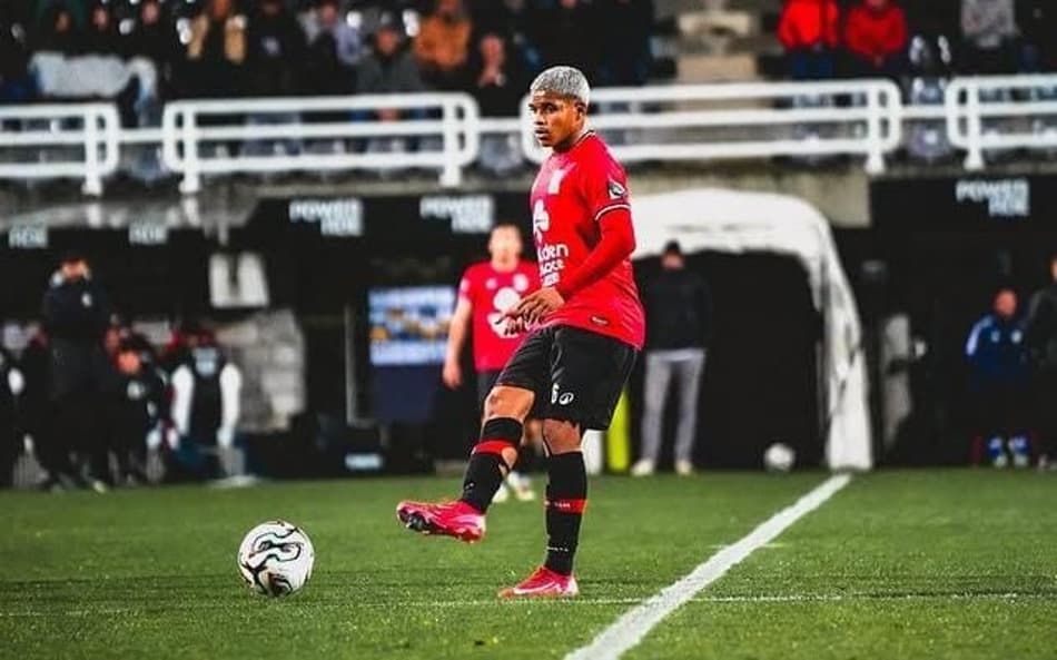 Huguinho, revelado pelo Botafogo, em ação na Bélgica (Foto: Divulgação)