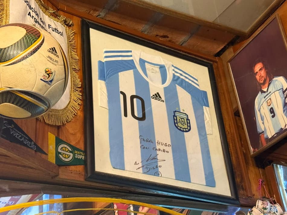 Camisa de Maradona autografada em restaurante em Buenos Aires (Foto: Lucas Bayer / Lance!)