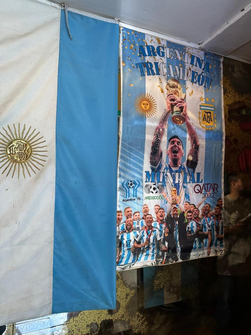 Restaurante em Buenos Aires é cheio de relíquias para os fãs do futebol (Foto: Lucas Bayer / Lance!)
