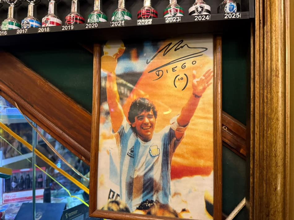 Maradona é o homenegeado em quase todos os cantos do restaurante (Foto: Lucas Bayer / Lance!)