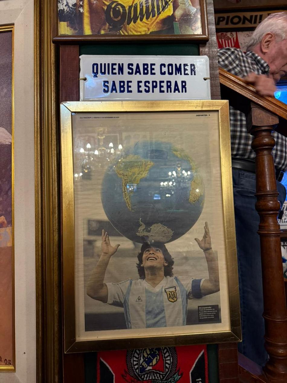 Maradona com o mundo em suas mãos (Foto: Lucas Bayer / Lance!)