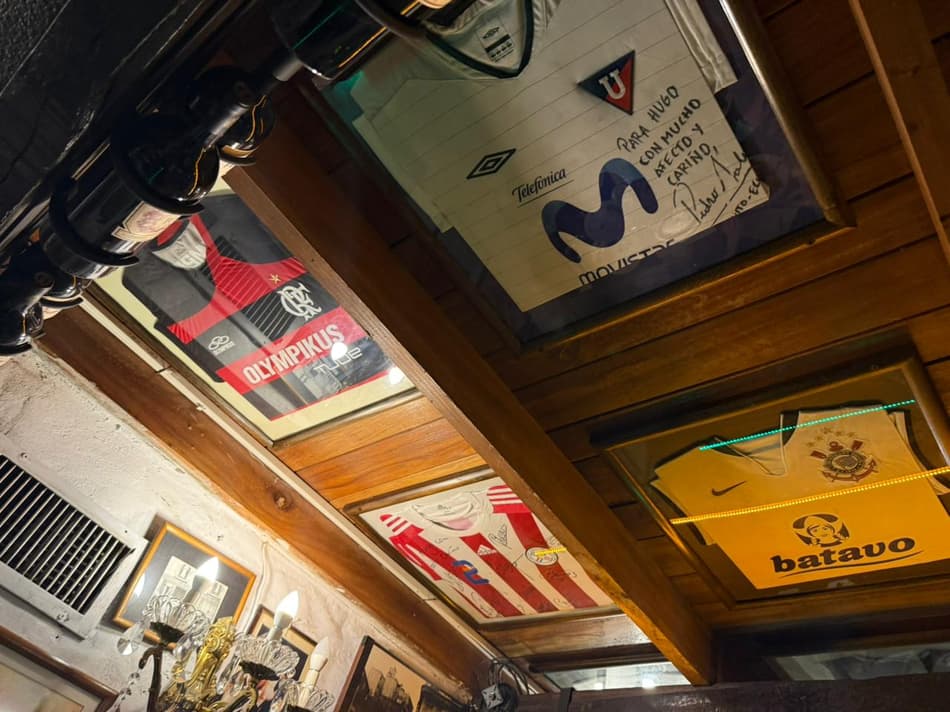 Flamengo e LDU, que estão em vantagem nas semifinais da atual edição da Libertadores, aparecem nas paredes do restaurante (Foto: Lucas Bayer / Lance!)