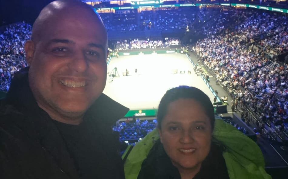 Casal Rodrigo Sullivan e Angélica durante jogo de João Fonseca no Masters 1000 de Paris (Arquivo pessoal)