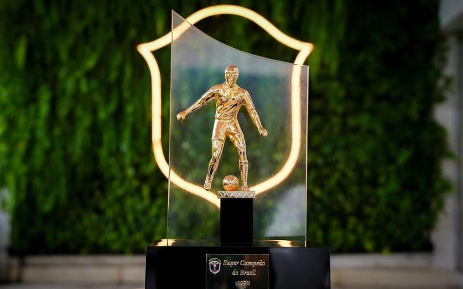 Troféu da Supercopa do Brasil que será entregue ao Grêmio (Foto: Jo Marconne/CBF)