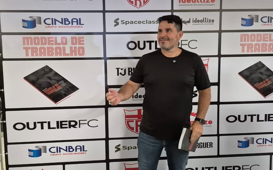 Barroca lançou livro no Maracanã (Foto: Leonardo Bessa/Lance!)