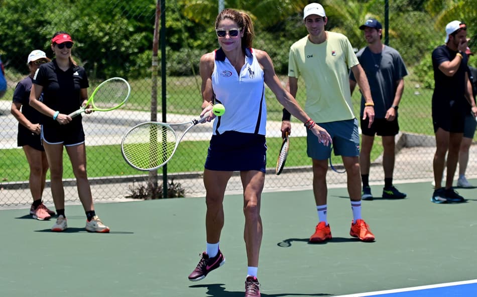 Daniella Cicarelli na clínica de tênis na Costa do Sauípe, observada por Marcelo Demoliner (Foto: João Pires/Fotojump)