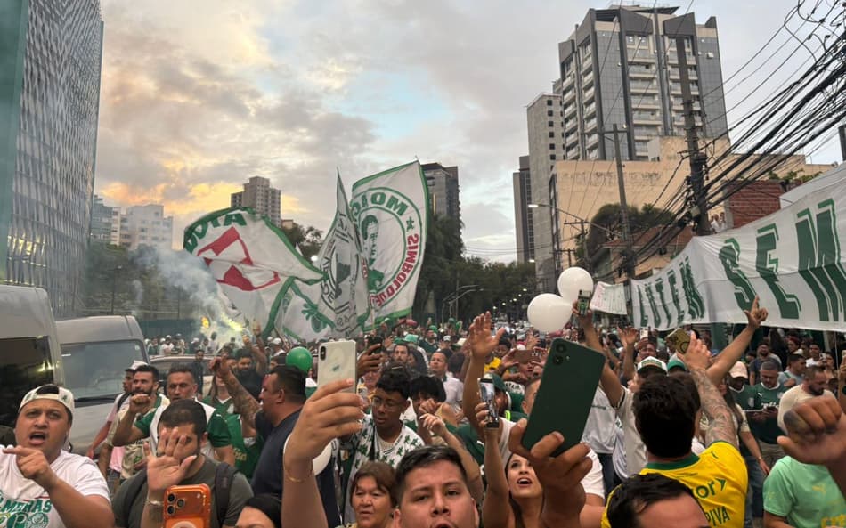 torcida do Palmeiras no arredores do Allianz Parque antes de decisão pela Libertadores