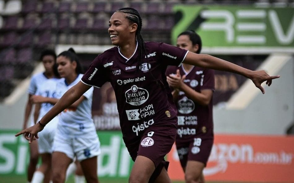 Monique comemora gols pela Ferroviária. (Foto: Rafael Zocco / Ferroviária)