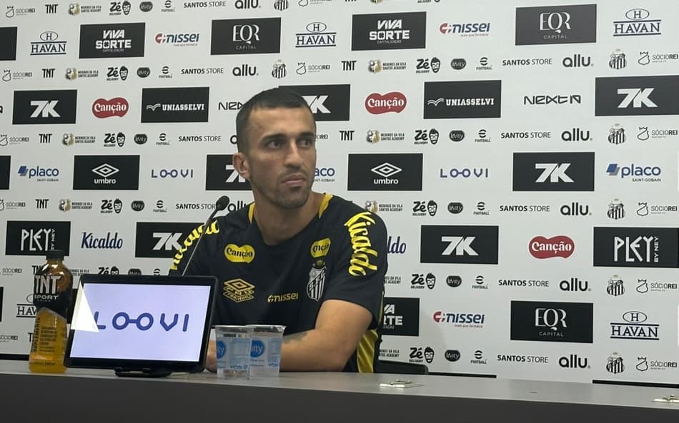 João Schmidt conversa com os jornalistas em entrevista coletiva no CT Rei Pelé. (Foto: Juliana Yamaoka/ Lance!)