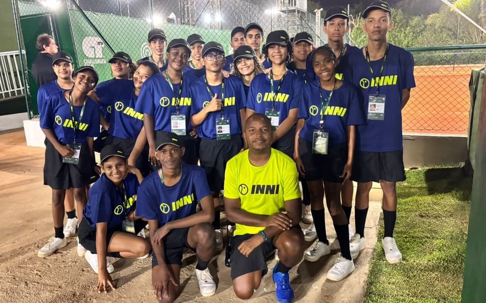 Leandro Borges e Deivid Levi (agachados, à frente) com os boleiros do Costa do Sauípe Open (Foto: Gustavo Loio)