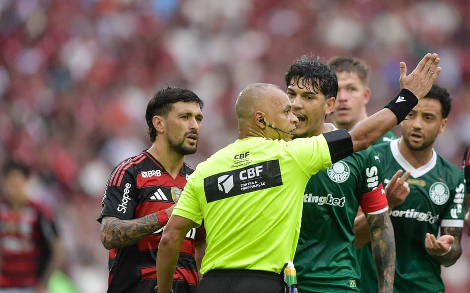Jogadores de Flamengo e Palmeiras reclamam com Wilton Pereira Sampaio (Foto: Thiago Ribeiro/AGIF)