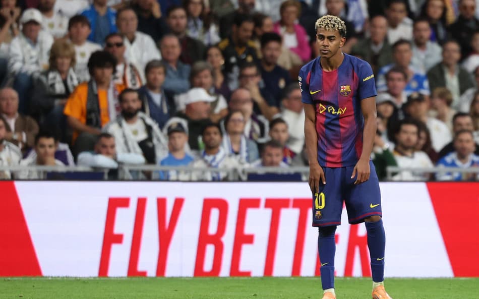 Yamal em ação no duelo contra o Real Madrid (Foto: Oscar del Pozo/AFP)