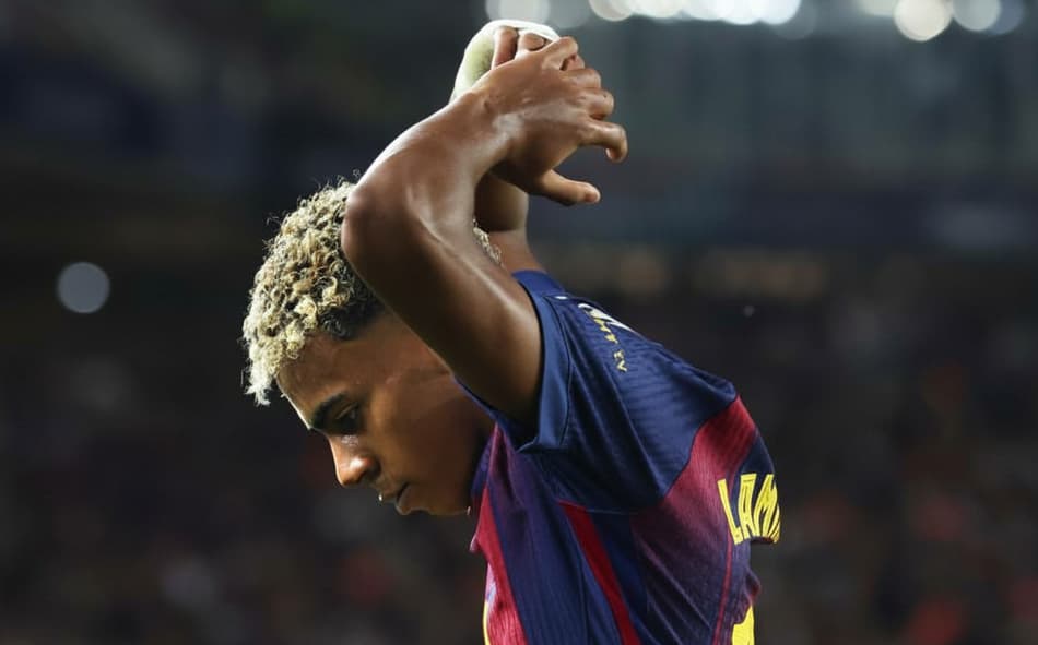 Yamal se lamentando após derrota de virada do Barcelona para o PSG (Foto: AFP)