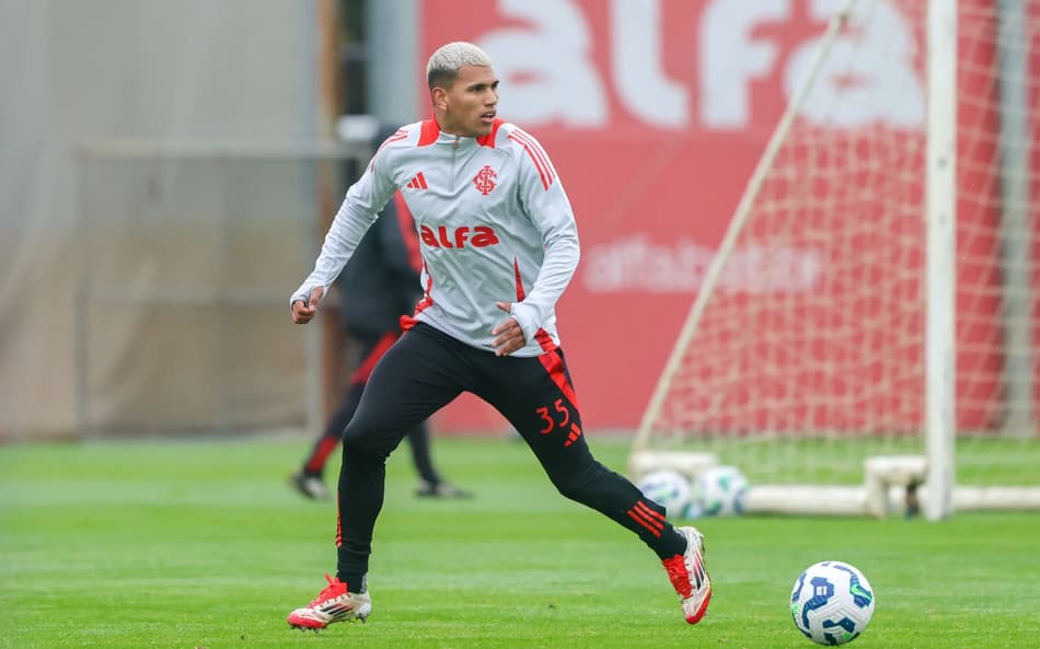 Aguirre, lateral-direito do Internacional